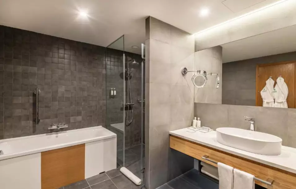 هتل هالیدی این  ایروان